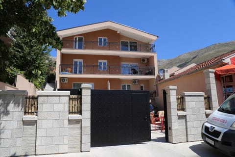 Facade/entrance, Bird's eye view, BBQ facilities, On-site shops, Balcony/Terrace, Decorative detail