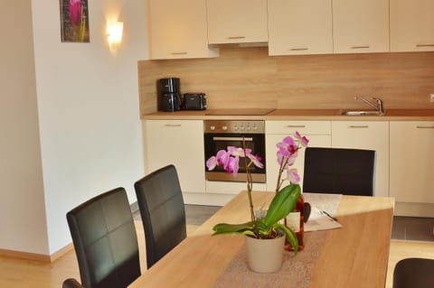 Living room, Seating area, Dining area, kitchen