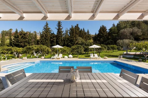 Patio, Swimming pool, sunbed