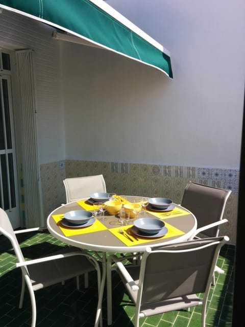 Property building, Patio, BBQ facilities, Balcony/Terrace