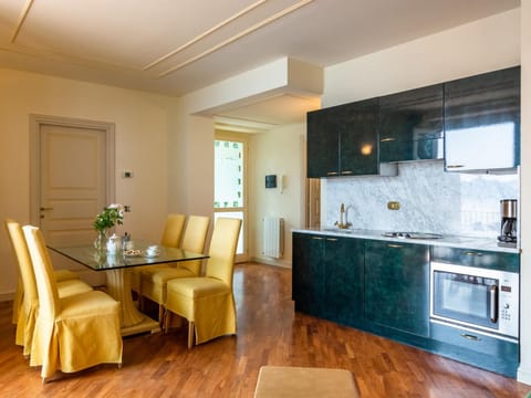 Kitchen or kitchenette, Living room, Seating area, Dining area, dishwasher, oven, stove