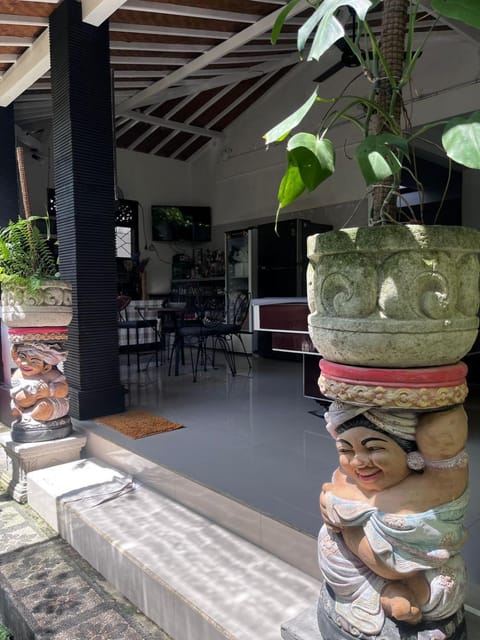 Restaurant/places to eat, Day, Living room, Seating area