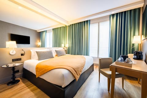 Bed, TV and multimedia, Photo of the whole room, Bedroom