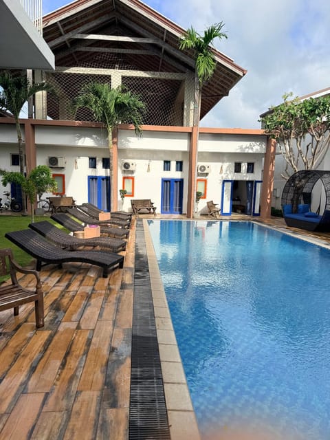 Property building, Day, Swimming pool