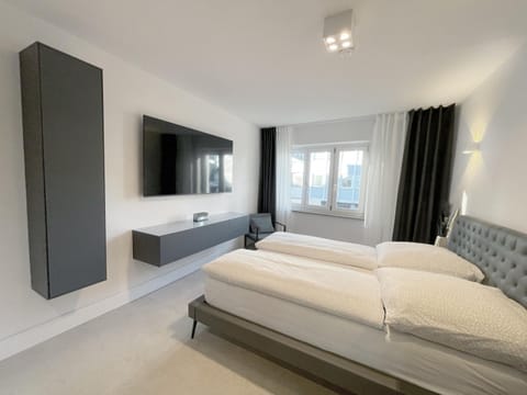 TV and multimedia, Bedroom, Street view, wardrobe