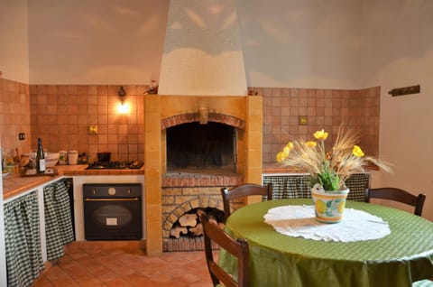 Kitchen or kitchenette, Dining area, stove