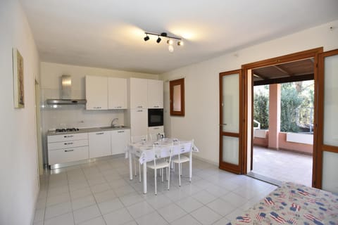 Bed, TV and multimedia, Kitchen or kitchenette, Living room, stove, air conditioner