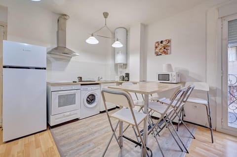 Kitchen or kitchenette, Living room, Seating area, Dining area, oven, stove, washing machine