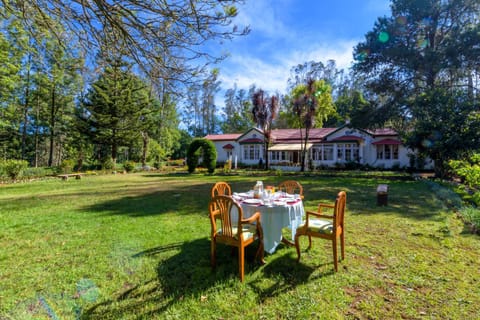 Property building, Spring, Day, Natural landscape, Garden, Food and drinks, Garden view