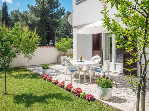 Property building, Patio, Day, Garden, Garden view, sunbed