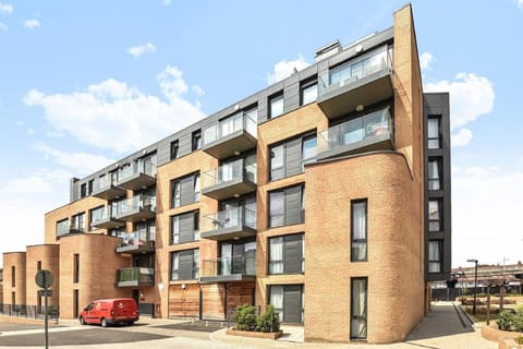 Property building, Day, Neighbourhood, City view, Location, Parking