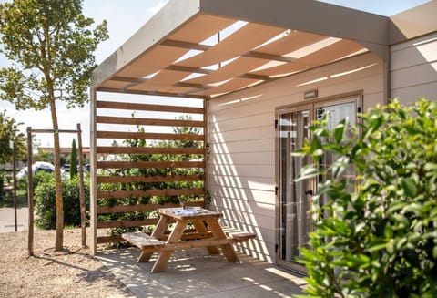 Property building, Patio, Balcony/Terrace