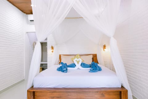 Bed, Photo of the whole room, Bedroom, towels, air conditioner