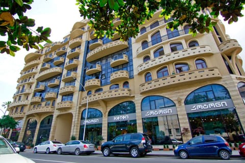 Property building, Facade/entrance, Day, Neighbourhood, On site, Shopping Area, Location, Parking