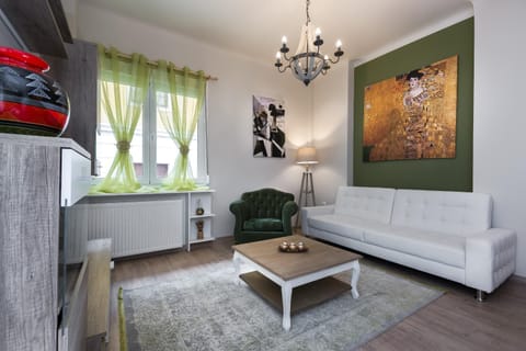 Living room, Photo of the whole room, Decorative detail, Street view
