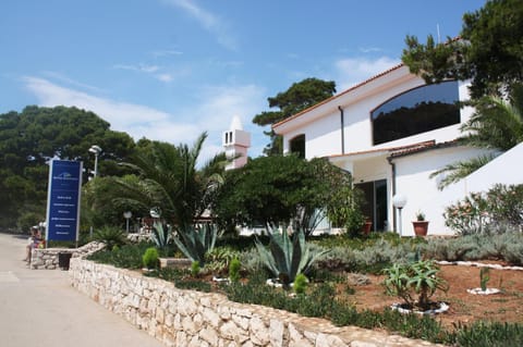 Property building, Day, Garden