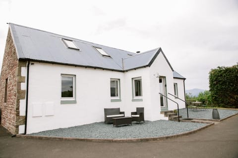 Dunruadh Cottage House in Scotland