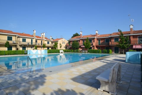 Property building, Garden, Swimming pool