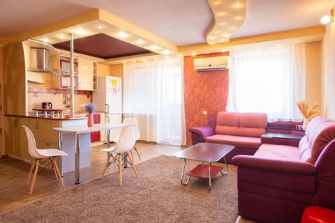 Kitchen or kitchenette, Living room, Seating area, Dining area