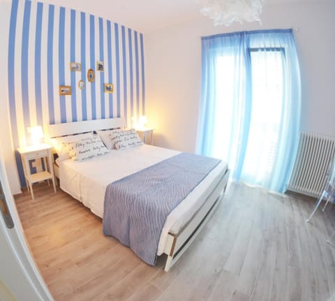 Bed, Balcony/Terrace, Photo of the whole room, Decorative detail