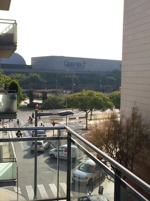 Nearby landmark, Restaurant/places to eat, Off site, Landmark view, Supermarket/grocery shop, Shopping Area