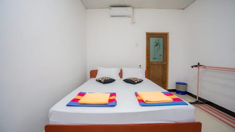 Bed, Photo of the whole room, Bedroom, towels, air conditioner