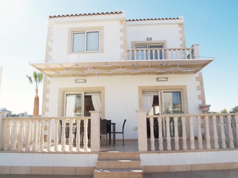 Shower, Toilet, Patio, Restaurant/places to eat, BBQ facilities, Fishing, Garden, Snorkeling, Bathroom, TV and multimedia, Coffee/tea facilities, Balcony/Terrace, Kitchen or kitchenette, Living room, Seating area, Dining area, Beach, Evening entertainment, Bedroom, Sea view, Supermarket/grocery shop, Shopping Area, Swimming pool, Family