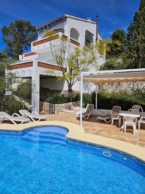 Property building, Swimming pool, sunbed