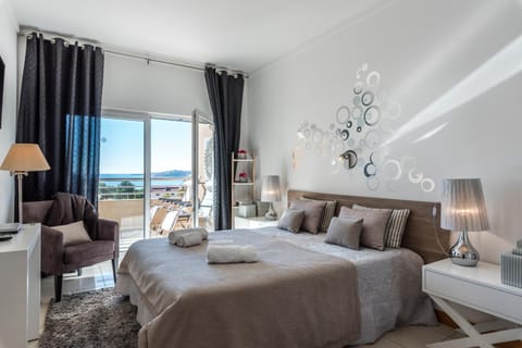 Bed, Day, People, Natural landscape, Winter, Photo of the whole room, Decorative detail, Bedroom, On site, Pool view, Sea view, Family