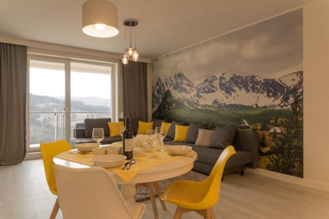 Living room, Dining area, Mountain view