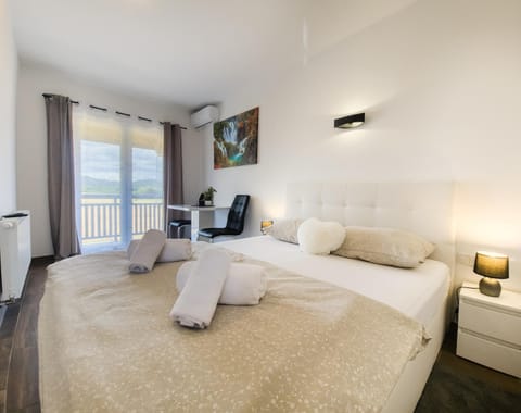 Bed, Photo of the whole room, Bedroom, air conditioner