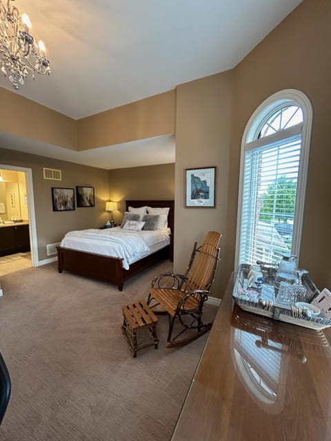 Bed, TV and multimedia, Photo of the whole room, Seating area, Bedroom