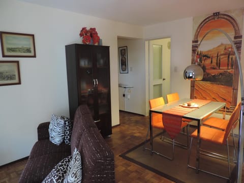 Communal lounge/ TV room, People, Food and drinks, Decorative detail, Dining area, Meeting/conference room, Sea view, Street view, Lunch, Dinner, Alcoholic drinks, group of guests, Family, Family