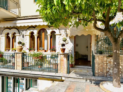 Property building, Patio, Photo of the whole room