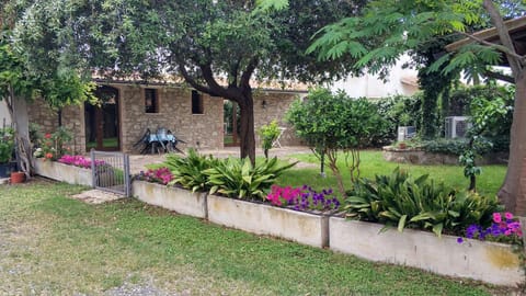 Patio, Facade/entrance, Garden, Decorative detail, Garden view, Garden view, Inner courtyard view