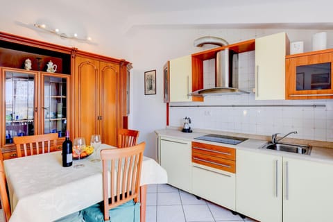 Coffee/tea facilities, Kitchen or kitchenette, Living room, Dining area