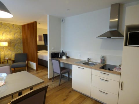 Kitchen or kitchenette, Seating area