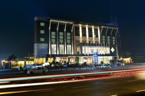 Property building, Restaurant/places to eat, City view, Swimming pool, Breakfast