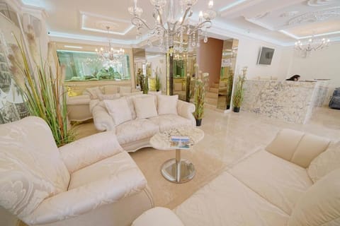 Communal lounge/ TV room, Lobby or reception