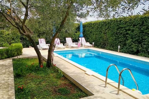 Swimming pool, Location, children, Family