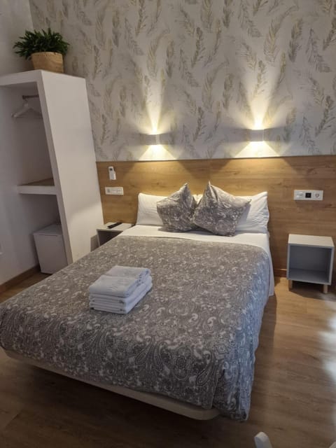 Bed, Photo of the whole room, towels, wardrobe