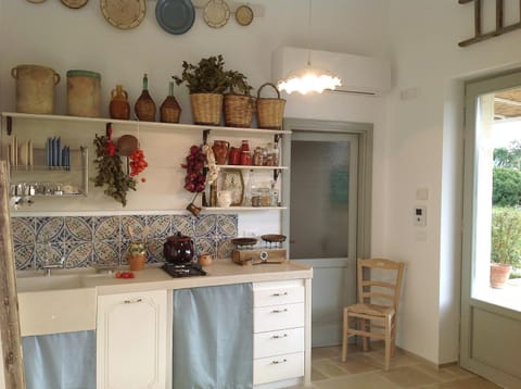 Coffee/tea facilities, Kitchen or kitchenette, Decorative detail, Dining area, Area and facilities