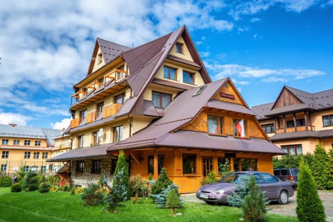 Property building, Facade/entrance, Spring, Day, Garden, Garden view, Location, Parking