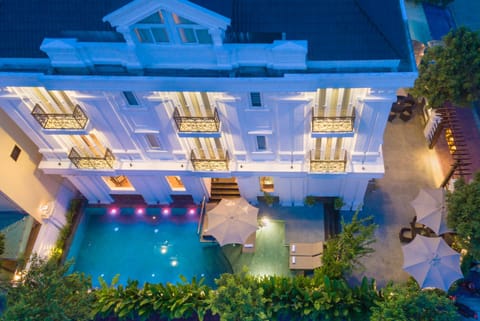 Bird's eye view, On site, Swimming pool