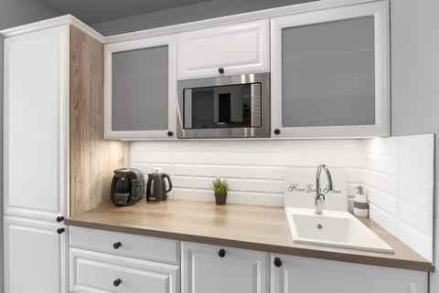 Kitchen or kitchenette, dishwasher, minibar, stove