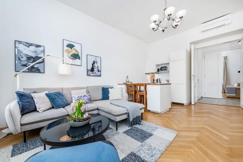 Coffee/tea facilities, Kitchen or kitchenette, Living room, Seating area, Dining area