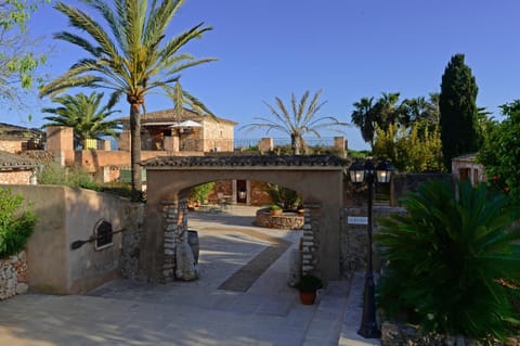 Property building, Patio, Facade/entrance, Spring, Day, Garden, On site, Garden view, Street view