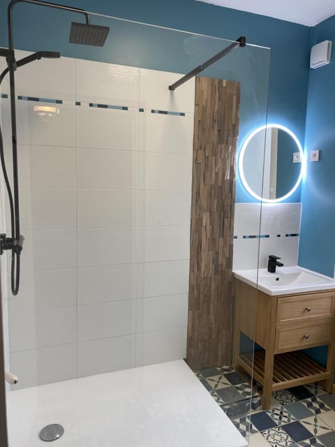 Shower, Bathroom, towels