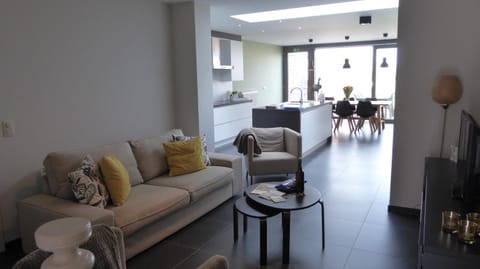 Kitchen or kitchenette, Seating area, Dining area