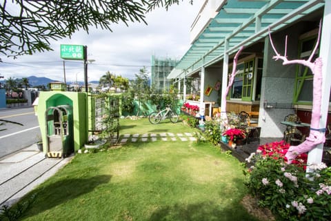 Property building, Patio, Facade/entrance, Garden